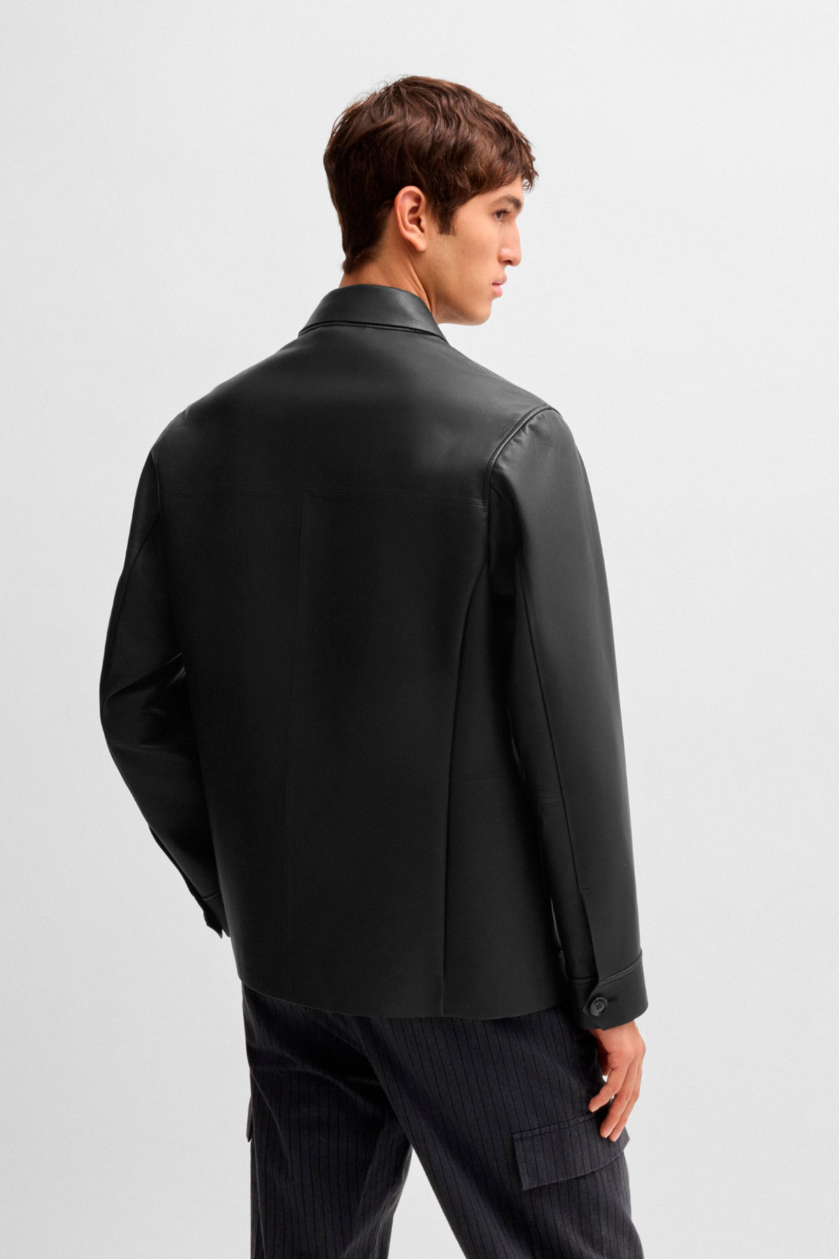 Chaqueta Regular Fit De Piel De Napa Con Cierre De Botones image number 2