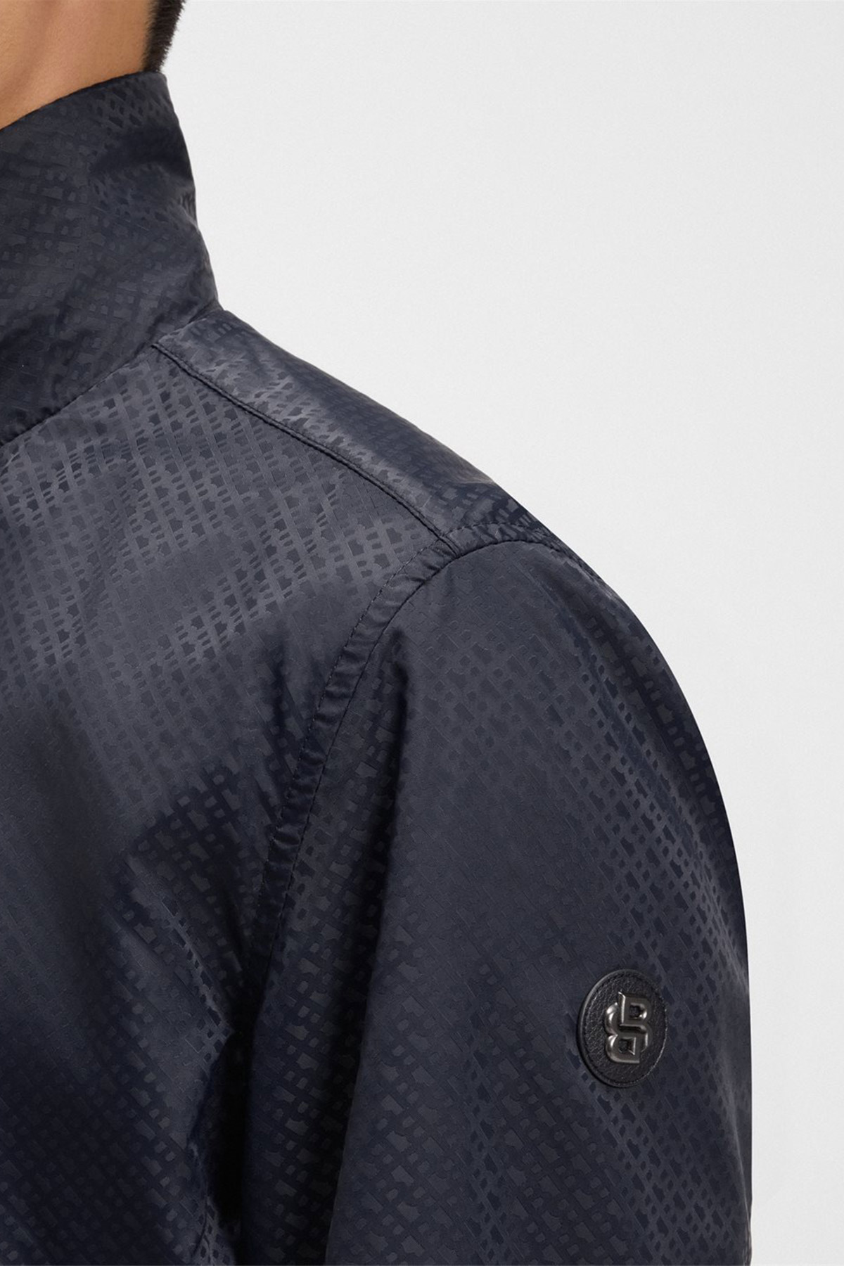 Cazadora Repelente Al Agua Con Jacquard De Monogramas image number 4